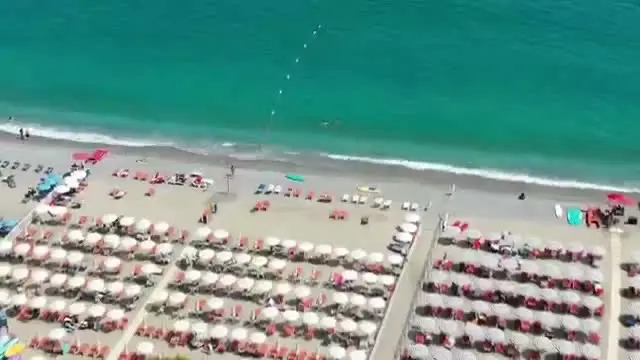 I Bagni Riviera visti dall'alto, le file di ombrelloni sulla sabbia