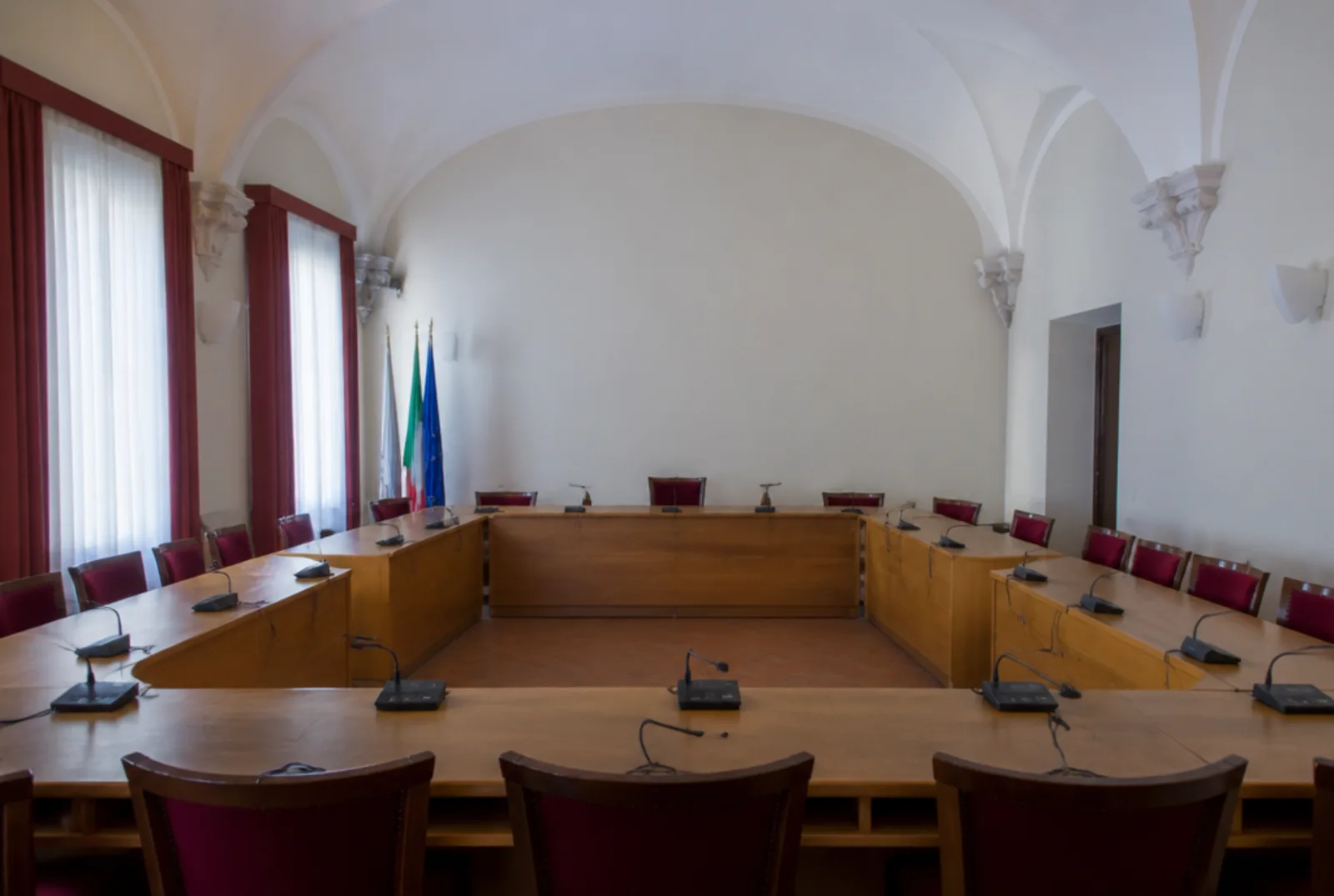 L'aula del Consiglio comunale, con i banchi disposti a ferro di cavallo.