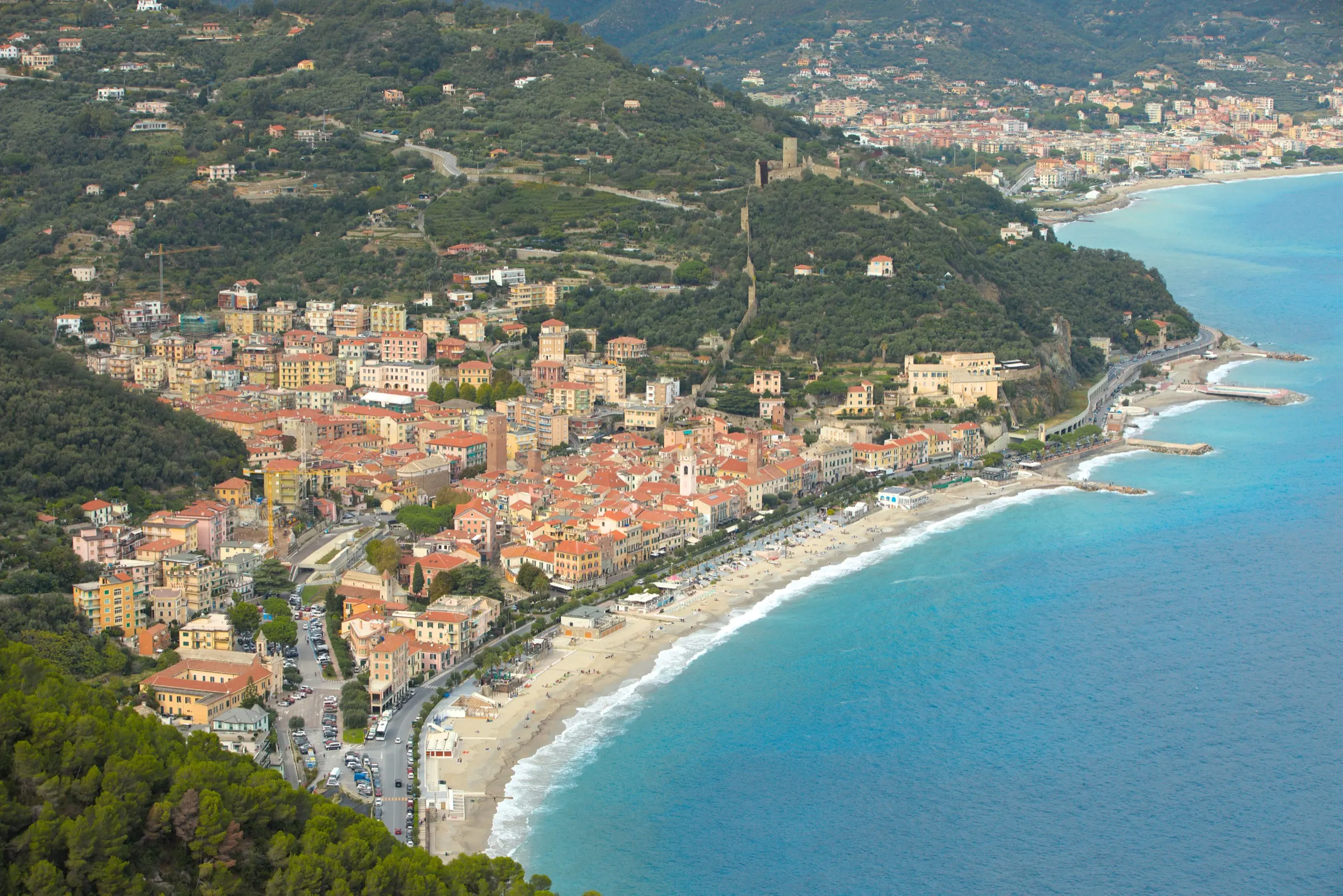 Il golfo visto dall'alto, con il paese e la spiaggia in fondo.